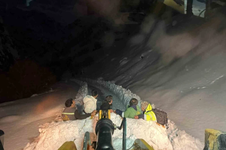 Hakkâri’de mahsur kalan işçiler kurtarıldı 