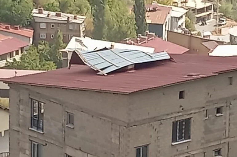 Hakkari’de şiddetli rüzgar çatılara zarar verdi 
