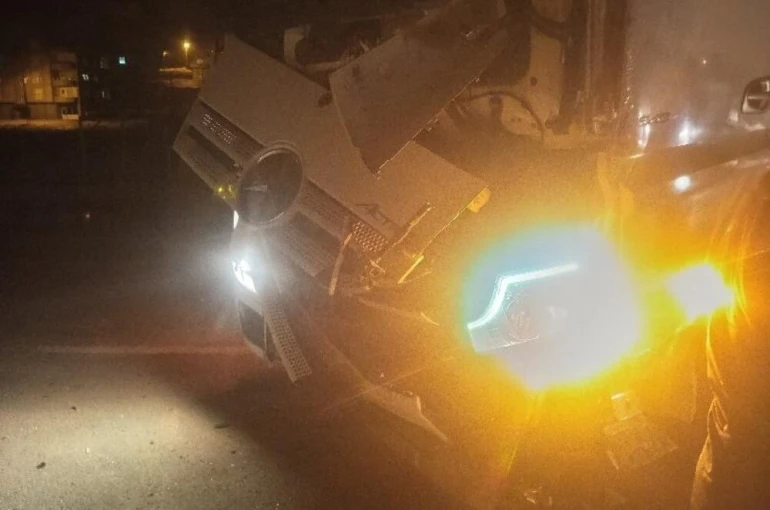 Hakkari’de tır ile minibüs çarpıştı: 1 yaralı 