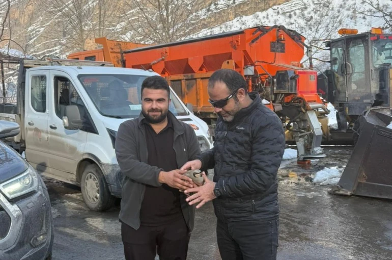 Hakkari’de yaralı kekliğe şefkat eli