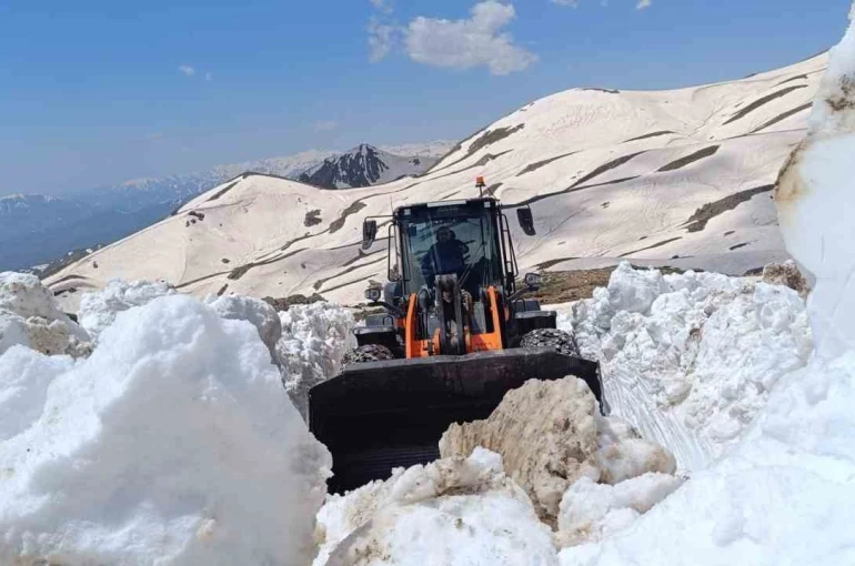 Hakkari’de yaz günü karla mücadele devam ediyor