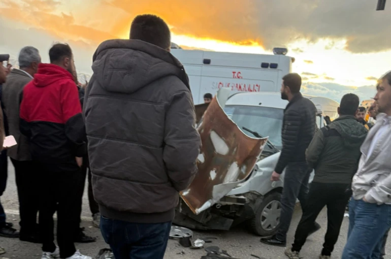 Hakkari’de zincirleme trafik kazası: 11 yaralı