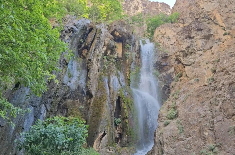 Hakkari’deki Ava Ore Şelalesi mest ediyor