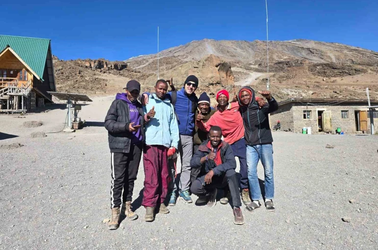 Hakkarili eğitimci Kilimanjaro’ya tırmandı