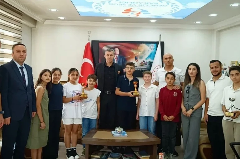 Hakkarili sporcular Triatlon 3. Etap Bölge Finaline katıldı 