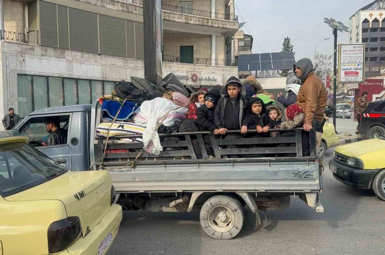 Halep’te siviller bombaların altında tahliye ediliyor 