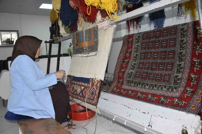 Halı kursuyla kadınlar güçleniyor 