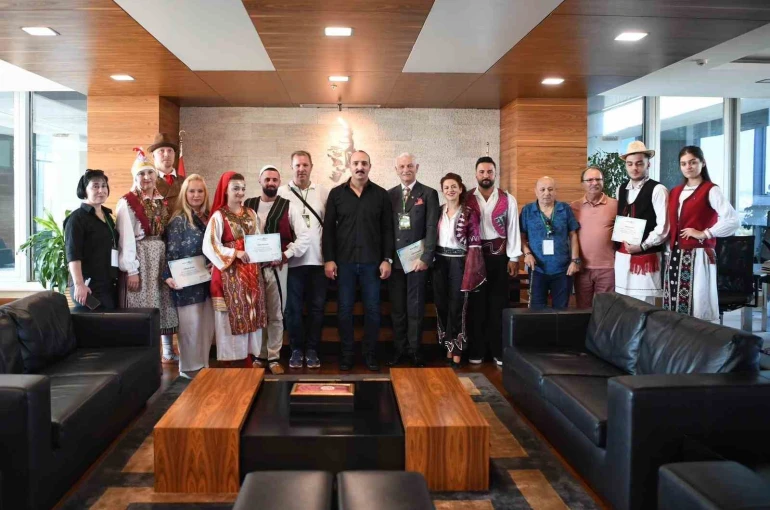 Halk danslarının kalbi Konyaaltı’nda attı 