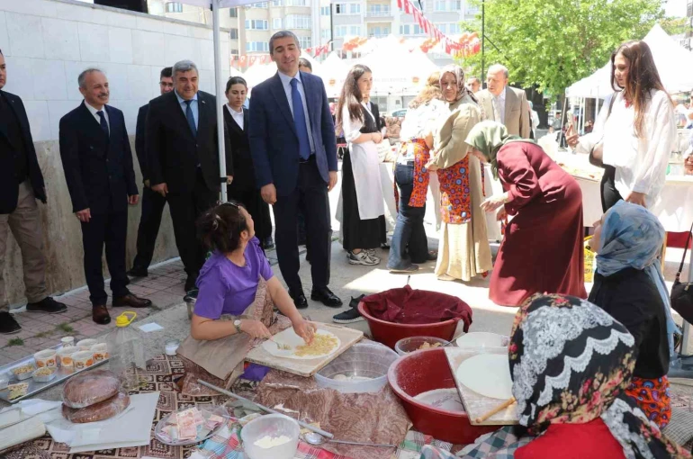 Halk Eğitim Merkezi Müdürlüğünde yıl sonu sergisi açıldı 