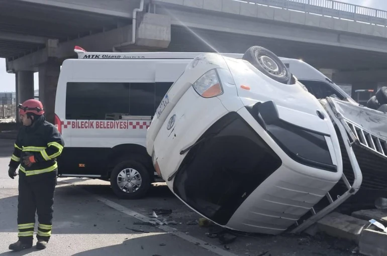 Halk minibüsü ile kamyonetin çarpışmasıyla, 8'i hafif 9 kişi yaralandı