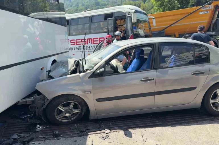 Halk otobüsü otomobille çarpıştı, kazada 7 kişi yaralandı 
