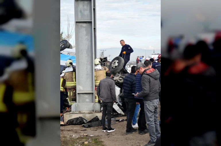 Halk otobüsü üst geçide çarptı! 4 ölü 13 yaralı