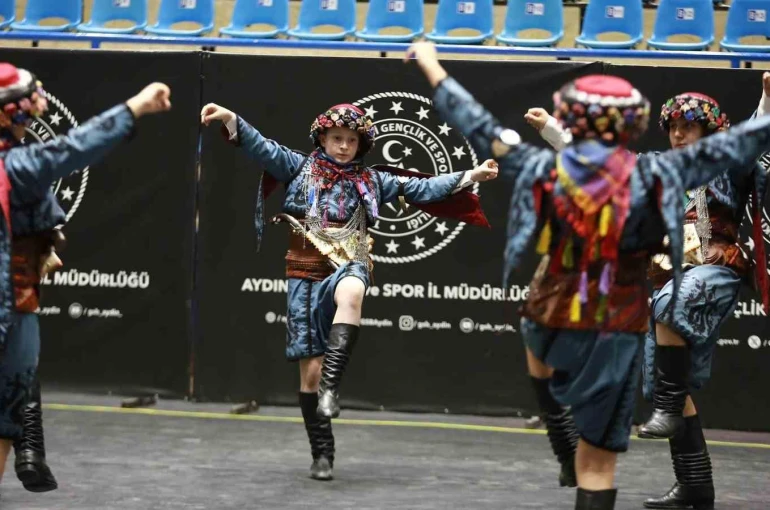 Halk oyunları ekipleri birincilik için ter döktü 