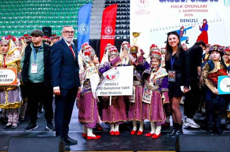 Halk oyunlarında okullar sahne aldı