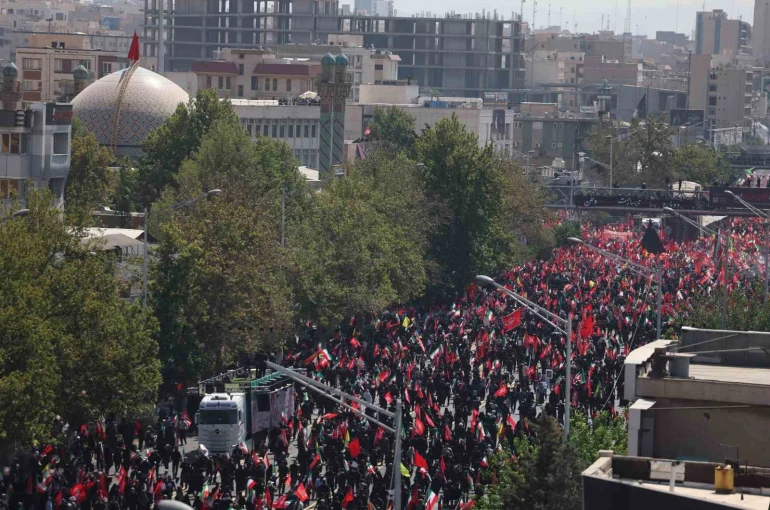 Hamaney’in cenaze alayı milyonların katılımıyla başladı 