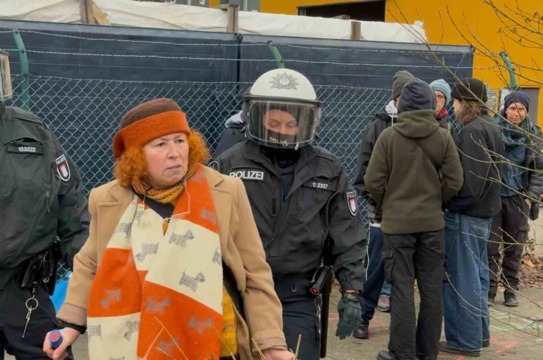 Hamburg’da ağaç kesimine karşı nöbet tutan eylemcilere polis müdahalesi 