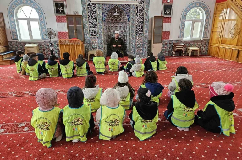 Hande Gül Anaokulu minik öğrenciler Ramazan ruhunu camide yaşadı 