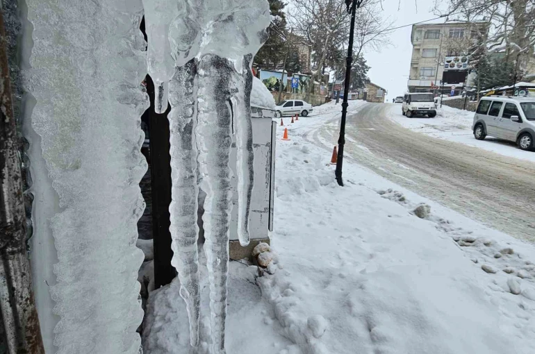 Harput’ta dondurucu soğuklar: Çatılarda metrelerce buz sarkıtları oluştu 
