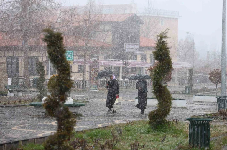 Harput’ta kar yağışı etkisini artırdı, tarihi mekanlar beyaza büründü 