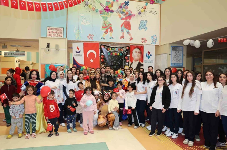 Hasan Kalyoncu Üniversitesi Hemşirelik Bölümü öğrencilerinden çocuklara bayram hediyesi 