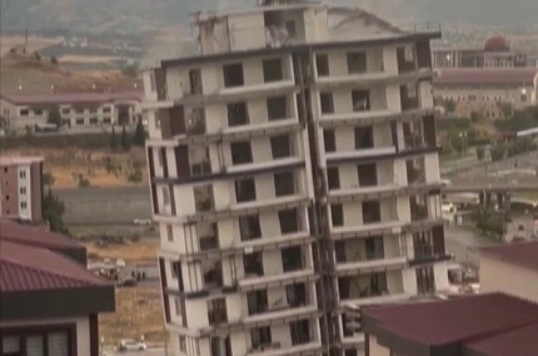 Hasarlı bina yıkıldı 