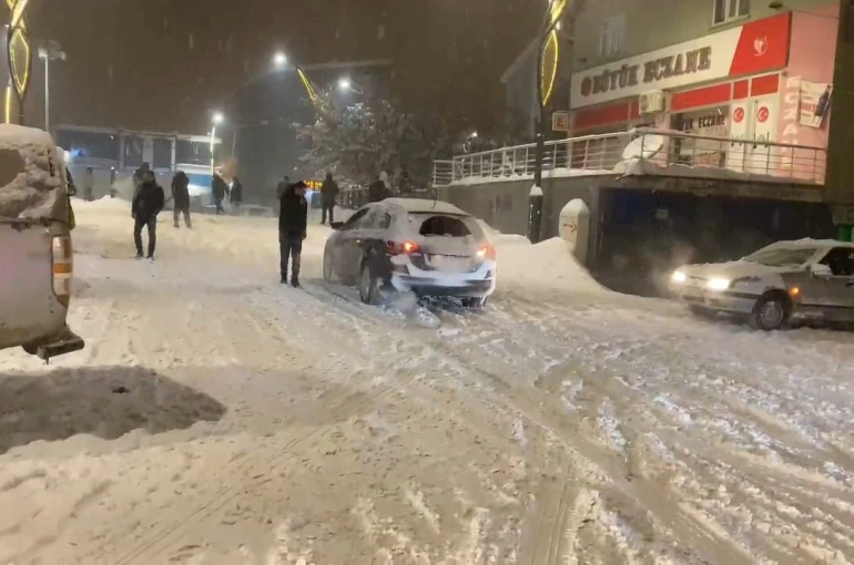 Hasköy’de karda kayan araçlar kameraya yansıdı 