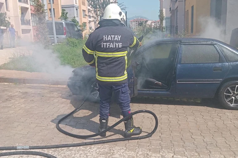 Hassa’da otomobil alevlere teslim oldu 