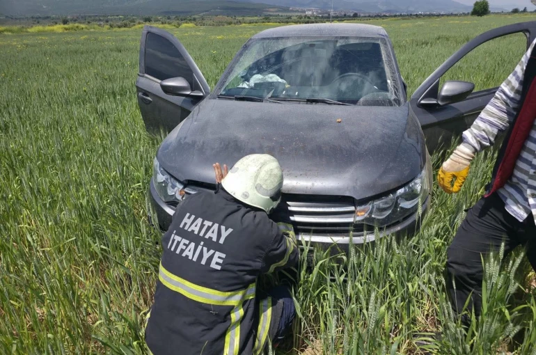 Hassa’da tarlaya uçan otomobilin sürücüsü yaralandı 
