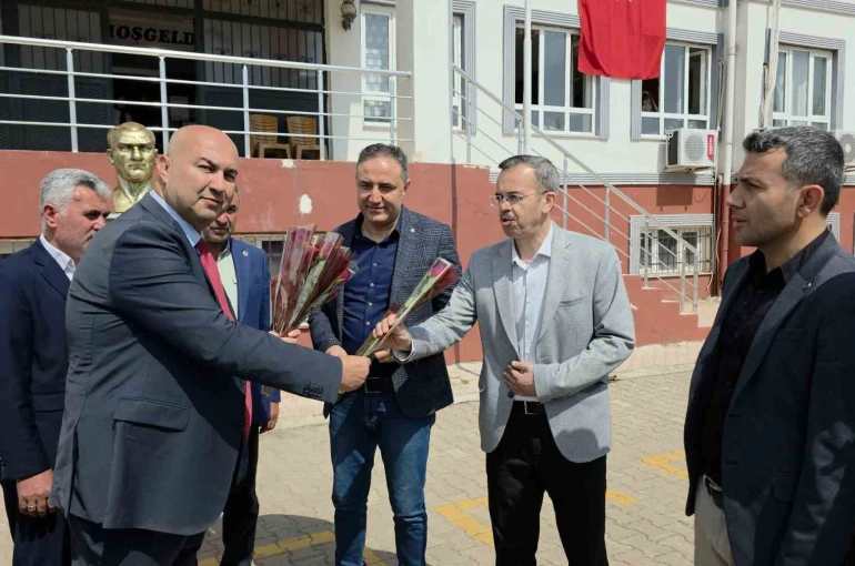 Hassalı muhtarlardan öğretmenlere çiçekli teşekkür 