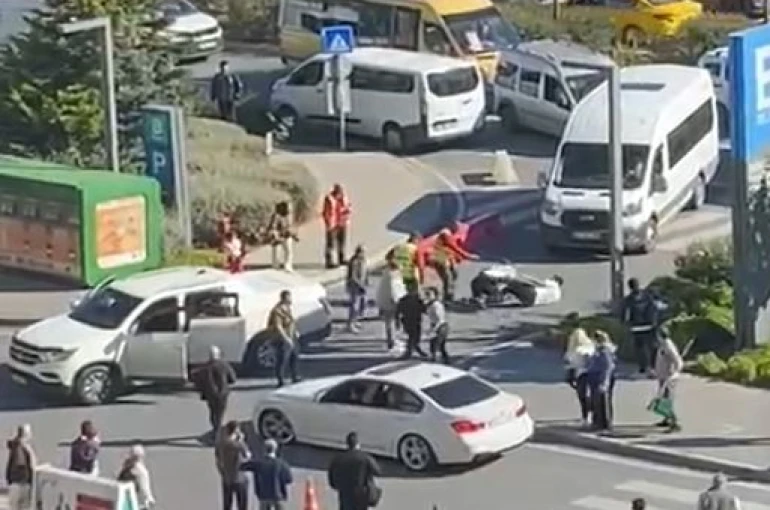 Hastane girişinde kavga: Taraflar tekme tokat birbirine girdi 