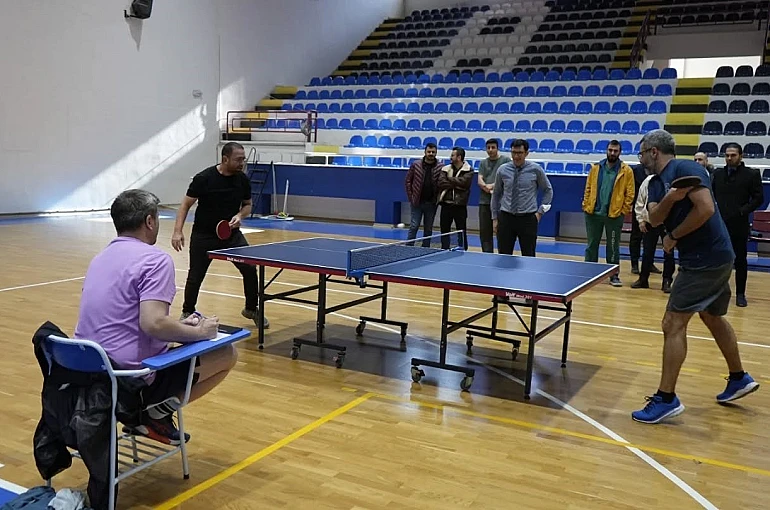 Hastane personeli masa tenisinde hünerlerini sergiledi 