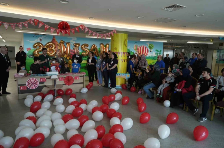 Hastanede 23 Nisan sevinci: Minik kahramanların yüzü güldü 