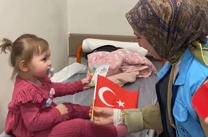 Hastanedeki çocuklara 23 Nisan sürprizi 