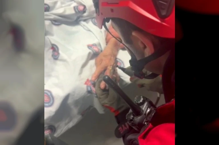 Hastanın parmağına sıkışan yüzüğü itfaiye ekipleri çıkardı 