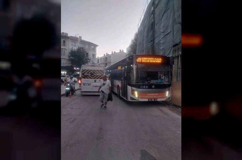 Hatalı park edilen servis aracı trafiğin tıkanmasına sebep oldu 