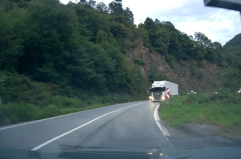 Hatalı sollama kamerada görülmüştü, o sürücüye ceza kesildi 