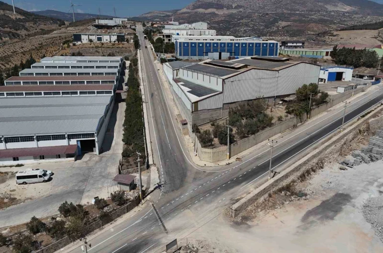 Hatay Büyükşehir Belediyesi, Antakya OSB’de yolları asfaltladı 