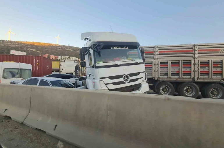 Hatay’da 12 aracın karıştığı kazada 11 kişi yaralandı 