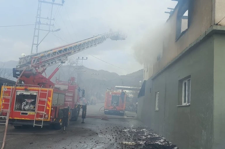 Hatay’da 2 katlı müstakil ev alevlere teslim oldu 