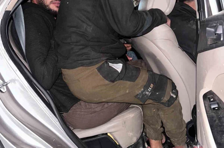 Hatay’da 26 kaçak göçmen yakalandı: 3 tutuklama 