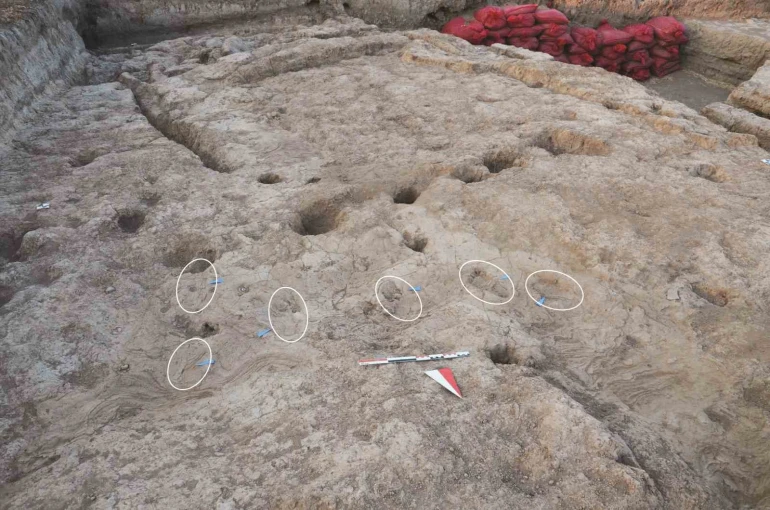Hatay’da 7 bin 200 yıl öncesine ait 5 insan ayak izi keşfedildi