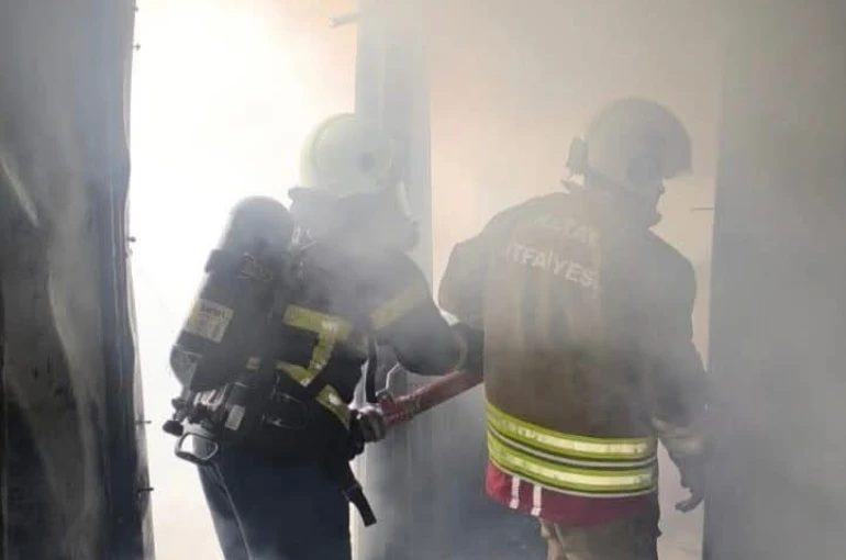 Hatay’da alevlere teslim olan konteyner kullanılamaz hale geldi 