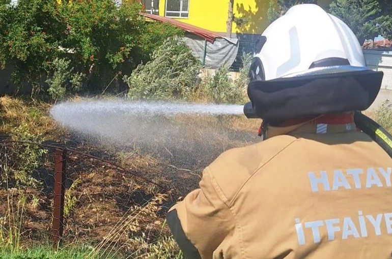 Hatay’da bahçe yangını itfaiye ekipleri tarafından söndürüldü 