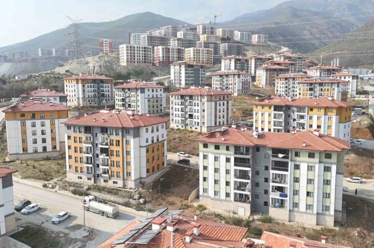 Hatay’da binlerce deprem konutunun teslimiyle iki katına çıkan kira fiyatları düşmeye devam ediyor