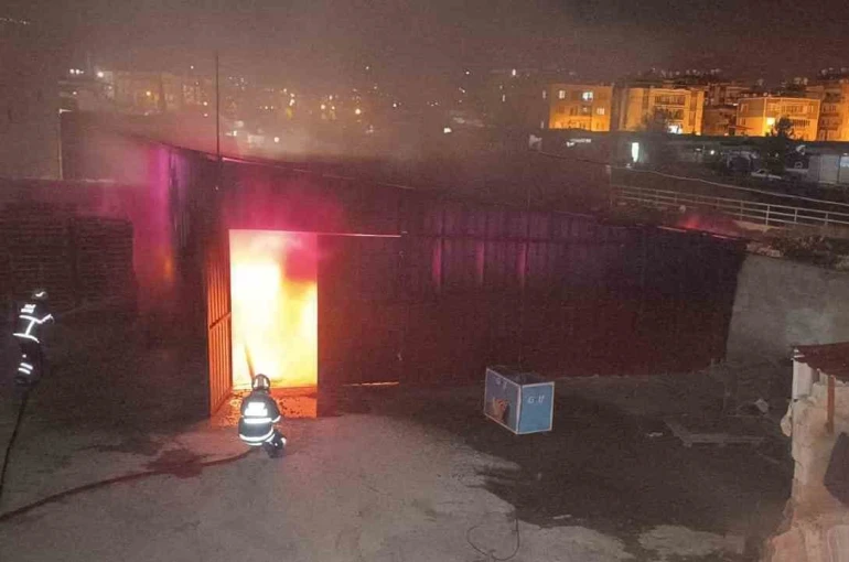 Hatay’da depo alevlere teslim oldu