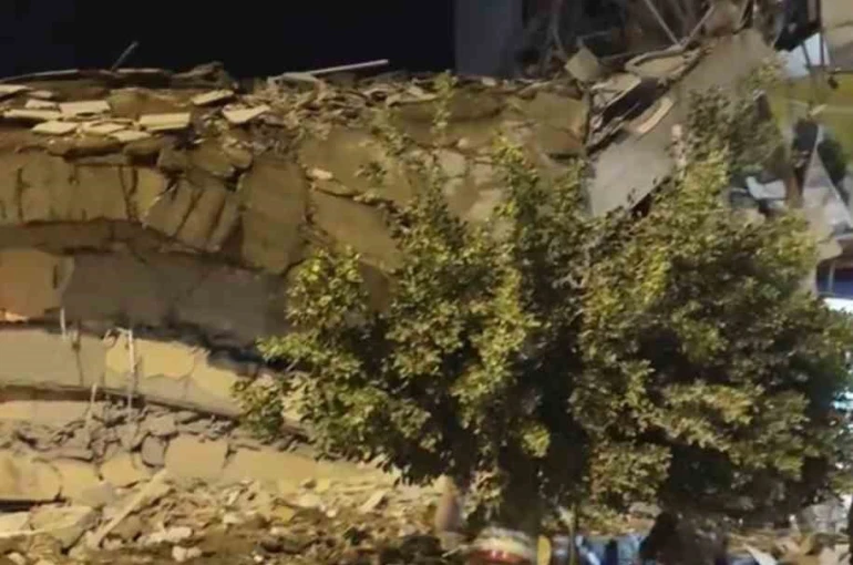 Hatay’da hasarlı bina yıkım esnasında çöktü 