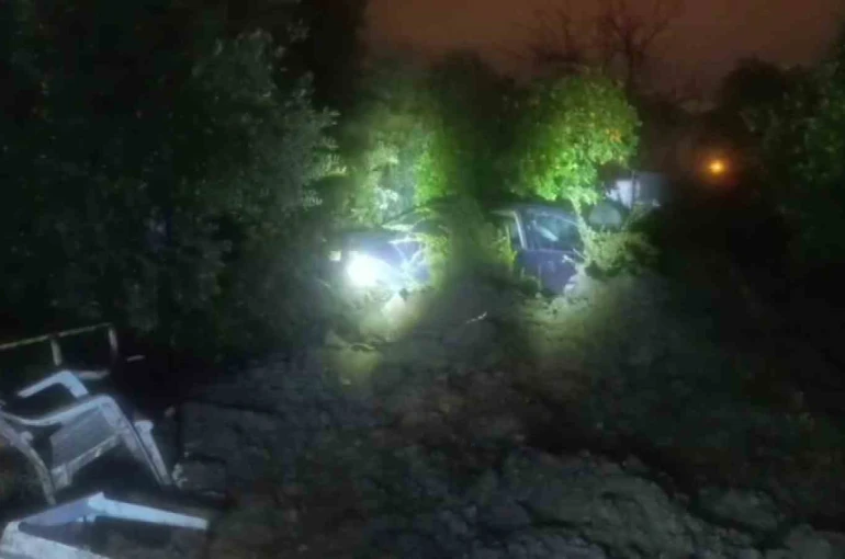 Hatay’da heyelan: Ev ve araç zarar gördü