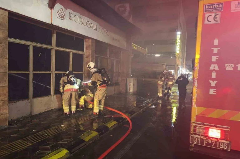 Hatay’da korkutan yangın: Akaryakıt istasyonunun yanındaki bina alevlere teslim oldu 