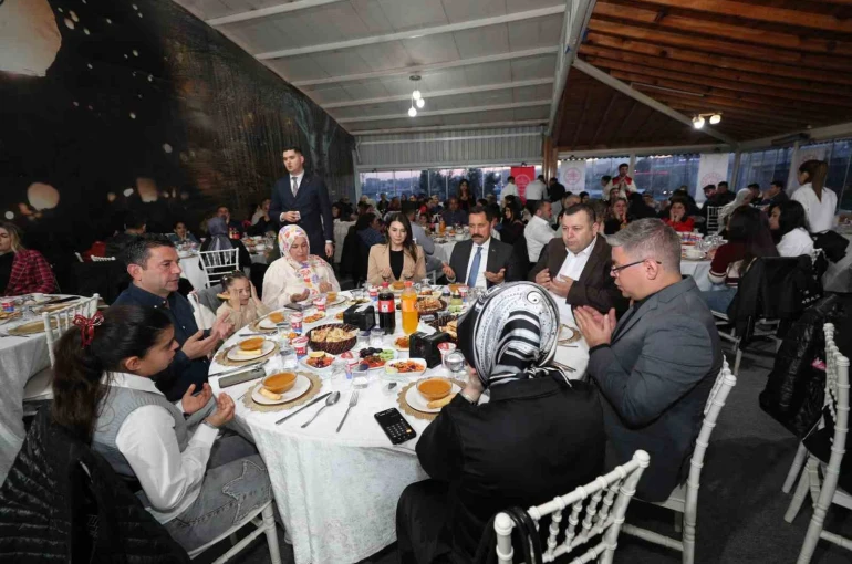 Hatay’da koruyucu aileler iftar sofrasında bir araya geldi 