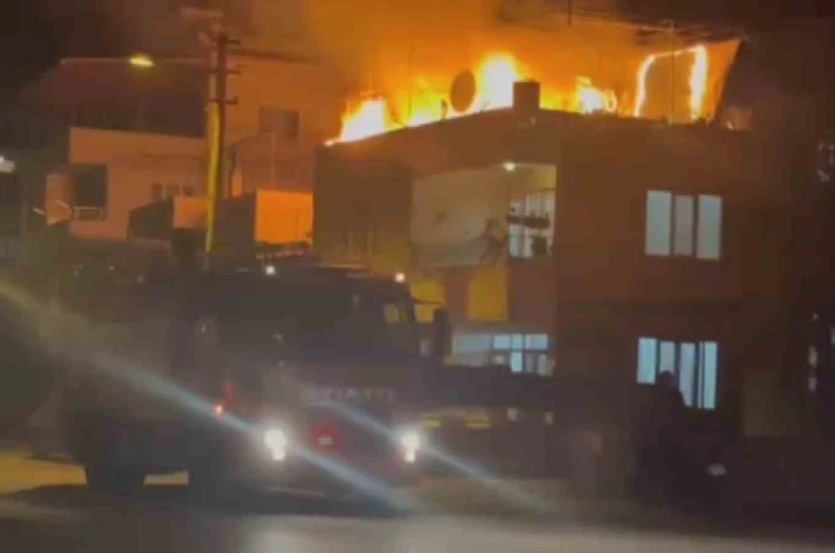 Hatay’da müstakil evin damı alevlere teslim oldu 